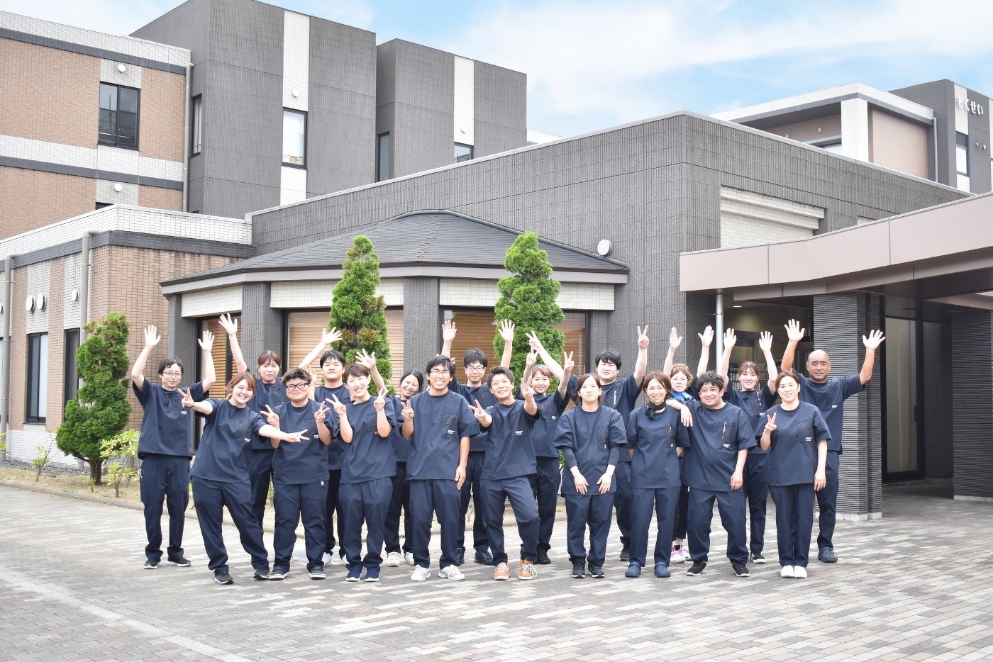 介護士集合 現場の声がつまった介護ユニフォームが完成！ 介護職員のリアル感想会 | A-Cross | Play fashion! | 株式会社アダストリア